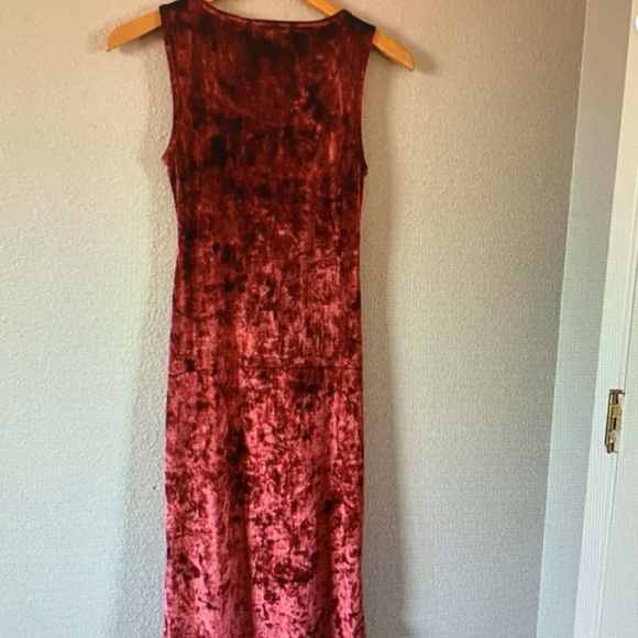 Elegant Velvet Red Dress - Picture 3 of 3